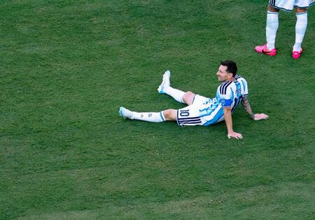 延長の末、スペインに敗れピッチに座り込むアルゼンチンのメッシ（共同）