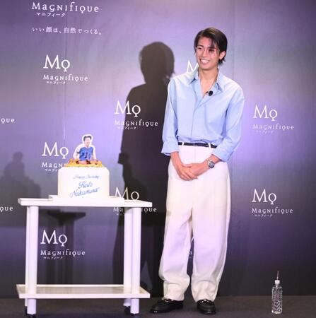 サプライズのバースデーケーキに笑顔のサッカー日本代表のＭＦ中村敬斗（撮影・開出牧）