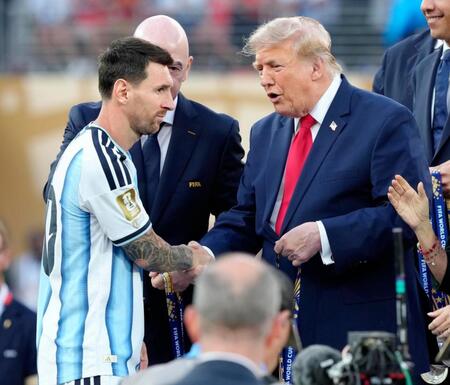 サッカーＷ杯北中米３カ国大会決勝の表彰式で握手するアルゼンチンのメッシ（左）とトランプ米大統領＝ニューヨーク（共同）