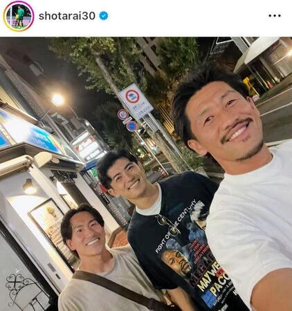 谷口彰悟（中央）と。新井章太（右）のインスタグラム＠ｓｈｏｔａｒａｉ３０より。左は登里享平