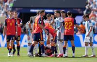 後半、スペインのロドリ（中央下）がファウルを受け、もみ合う両チームの選手たち（共同）