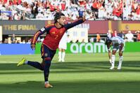延長後半、先制ゴールを決め駆け出すスペインのトーレス（提供・共同通信社）