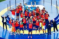 延長の末にアルゼンチンを破り４大会ぶり２度目の優勝を果たし、喜ぶスペインの選手たち。中央下はトロフィーを掲げるロドリ＝ニューヨーク（共同）