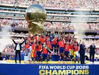 サッカーＷ杯北中米３カ国大会決勝で、アルゼンチンを延長の末に破り４大会ぶり２度目の優勝を果たしたスペイン。中央はトロフィーを掲げるロドリ＝19日、ニューヨーク（共同）