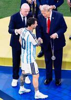 表彰式でスペインに敗れたメッシ（手前）をねぎらうトランプ米大統領。左はＦＩＦＡのインファンティノ会長＝ニューヨーク（共同）