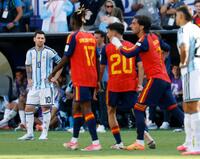 スペイン－アルゼンチン　延長後半、スペインの先制ゴールに肩を落とすアルゼンチンのメッシ（左端）＝ニューヨーク（共同）
