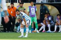 延長後半、スペインの先制ゴールに肩を落とすアルゼンチンのメッシ（共同）