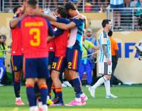延長の末、スペインに敗れ肩を落とすアルゼンチンのメッシ（右端）＝共同