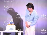 サプライズのバースデーケーキに笑顔のサッカー日本代表のＭＦ中村敬斗（撮影・開出牧）