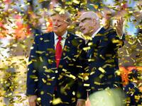 サッカーＷ杯北中米３カ国大会決勝の表彰式で、トランプ米大統領（左）と話すＦＩＦＡのインファンティノ会長＝ニューヨーク（共同）