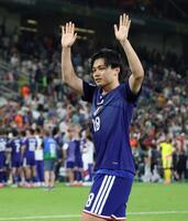 チュニジア戦後、サポーターに手を振る日本代表・上田綺世＝６月２０日、モンテレイ