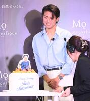 サプライズのバースデーケーキに笑顔のサッカー日本代表のＭＦ中村敬斗（撮影・開出牧）