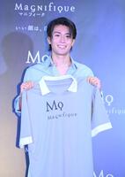 ブランド名があしらわれたユニホームを手に笑顔のサッカー日本代表のＭＦ中村敬斗（撮影・開出牧）