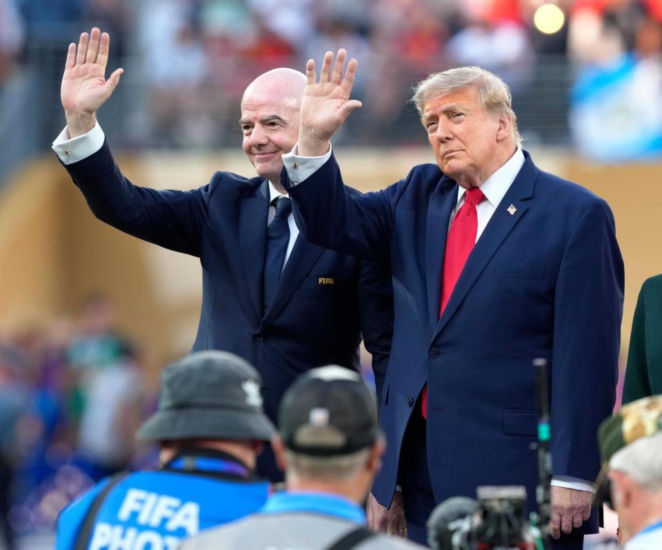 決勝のスペイン－アルゼンチン戦の表彰式に出席したトランプ米大統領。左はＦＩＦＡのインファンティノ会長＝ニューヨーク（共同）