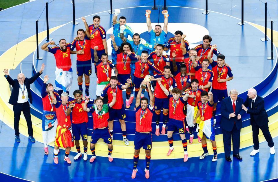 延長の末にアルゼンチンを破り４大会ぶり２度目の優勝を果たし、喜ぶスペインの選手たち。中央下はトロフィーを掲げるロドリ＝ニューヨーク（共同）