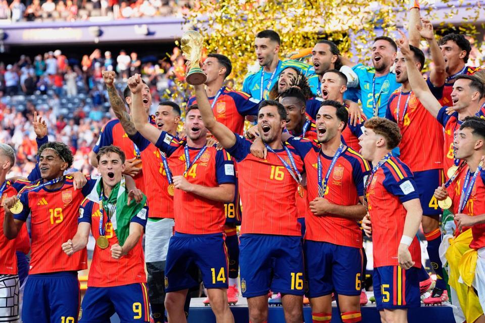 延長の末にアルゼンチンを破り４大会ぶり２度目の優勝を果たし、喜ぶスペインの選手たち。中央はトロフィーを掲げるロドリ＝ニューヨーク（共同）