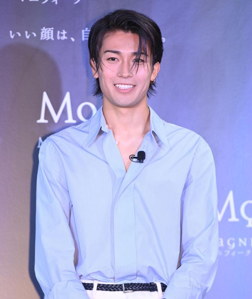 イベントに登場し笑顔を見せるサッカー日本代表のＭＦ中村敬斗（撮影・開出牧）