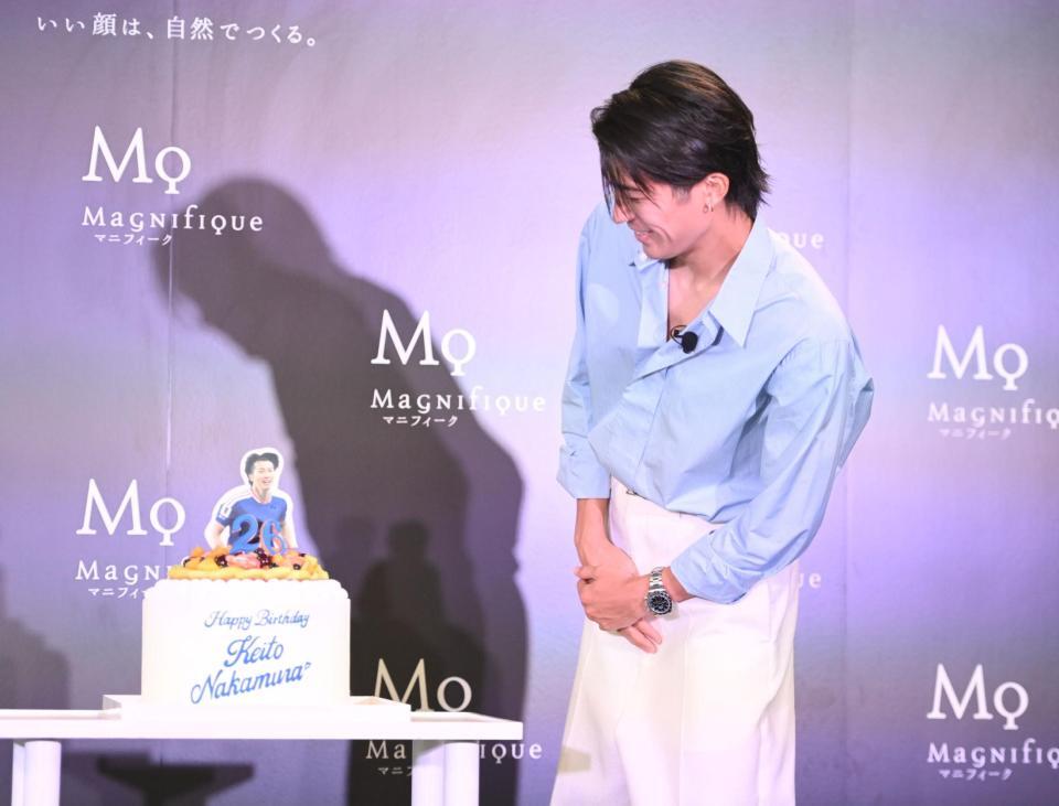 サプライズのバースデーケーキに笑顔のサッカー日本代表のＭＦ中村敬斗（撮影・開出牧）