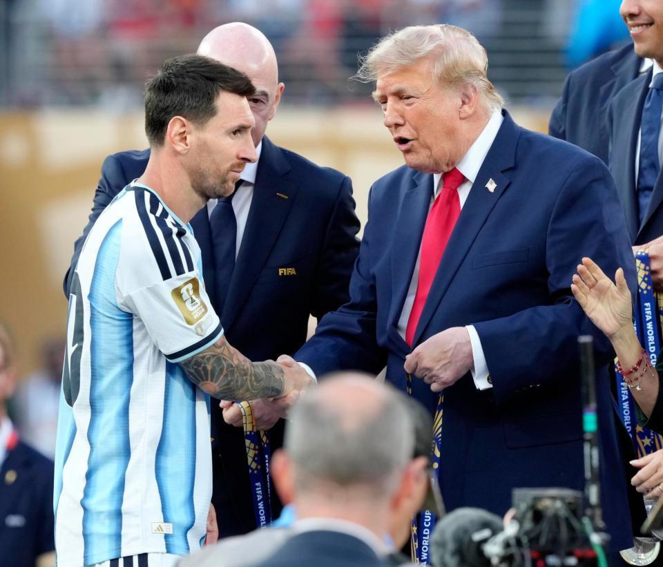 サッカーＷ杯北中米３カ国大会決勝の表彰式で握手するアルゼンチンのメッシ（左）とトランプ米大統領＝ニューヨーク（共同）