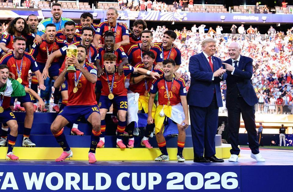優勝を果たし、喜ぶスペイン選手たちの隣で笑顔を見せるトランプ米大統領（右から２人目）＝ニューヨーク（共同）