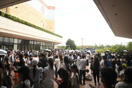 猛暑の中、開場を待つファン（撮影・開出牧）