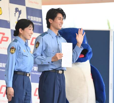 千葉県警の少年犯罪実行者募集情報加担防止広報官の委嘱状を手に笑顔のサッカー日本代表のＭＦ中村敬斗（右）＝撮影・開出牧