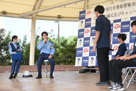 我孫子市立中学の生徒とトークをするサッカー日本代表のＭＦ中村敬斗（左から２人目）＝撮影・開出牧