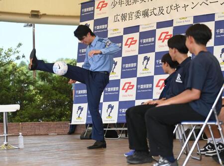 我孫子市立中学の生徒のリクエストに応えてリフティングを披露するサッカー日本代表のＭＦ中村敬斗（左）＝撮影・開出牧