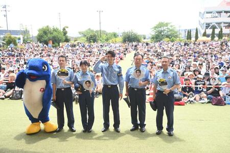 ２０００人のファンをバックに敬礼ポーズを決めるサッカー日本代表のＭＦ中村敬斗（中央）＝撮影・開出牧