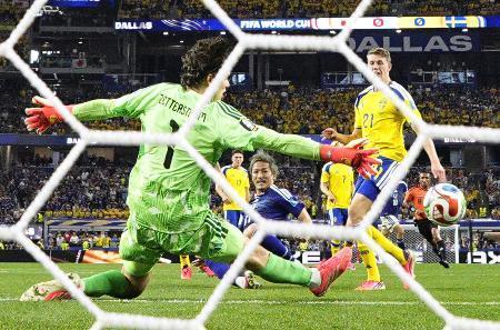 サッカーＷ杯日本-スウェーデン戦の後半、先制ゴールを決める前田大然（中央）＝ダラス（共同）