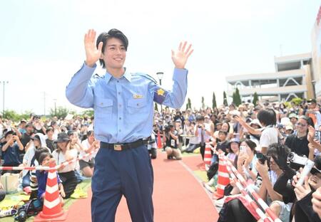 千葉県警の少年犯罪実行者募集情報加担防止広報官の制服姿でファンに手を振るサッカー日本代表のＭＦ中村敬斗（撮影・開出牧）