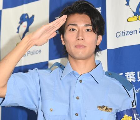 千葉県警の少年犯罪実行者募集情報加担防止広報官の制服姿で敬礼するサッカー日本代表のＭＦ中村敬斗（撮影・開出牧）