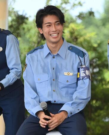 千葉県警の少年犯罪実行者募集情報加担防止広報官の制服姿で登場したサッカー日本代表のＭＦ中村敬斗（撮影・開出牧）