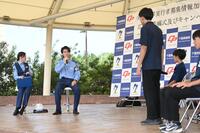 我孫子市立中学の生徒とトークをするサッカー日本代表のＭＦ中村敬斗（左から２人目）＝撮影・開出牧