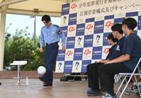 我孫子市立中学の生徒のリクエストに応えてリフティングを披露するサッカー日本代表のＭＦ中村敬斗（撮影・開出牧）