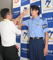 敬礼の指導を受けるサッカー日本代表のＭＦ中村敬斗（撮影・開出牧）