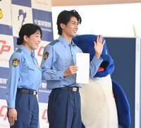千葉県警の少年犯罪実行者募集情報加担防止広報官の委嘱状を手に笑顔のサッカー日本代表のＭＦ中村敬斗（右）＝撮影・開出牧