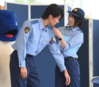 委嘱式で女性警官に腕章をつけてもらうサッカー日本代表のＭＦ中村敬斗（撮影・開出牧）