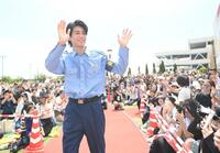 千葉県警の少年犯罪実行者募集情報加担防止広報官の制服姿でファンに手を振るサッカー日本代表のＭＦ中村敬斗（撮影・開出牧）