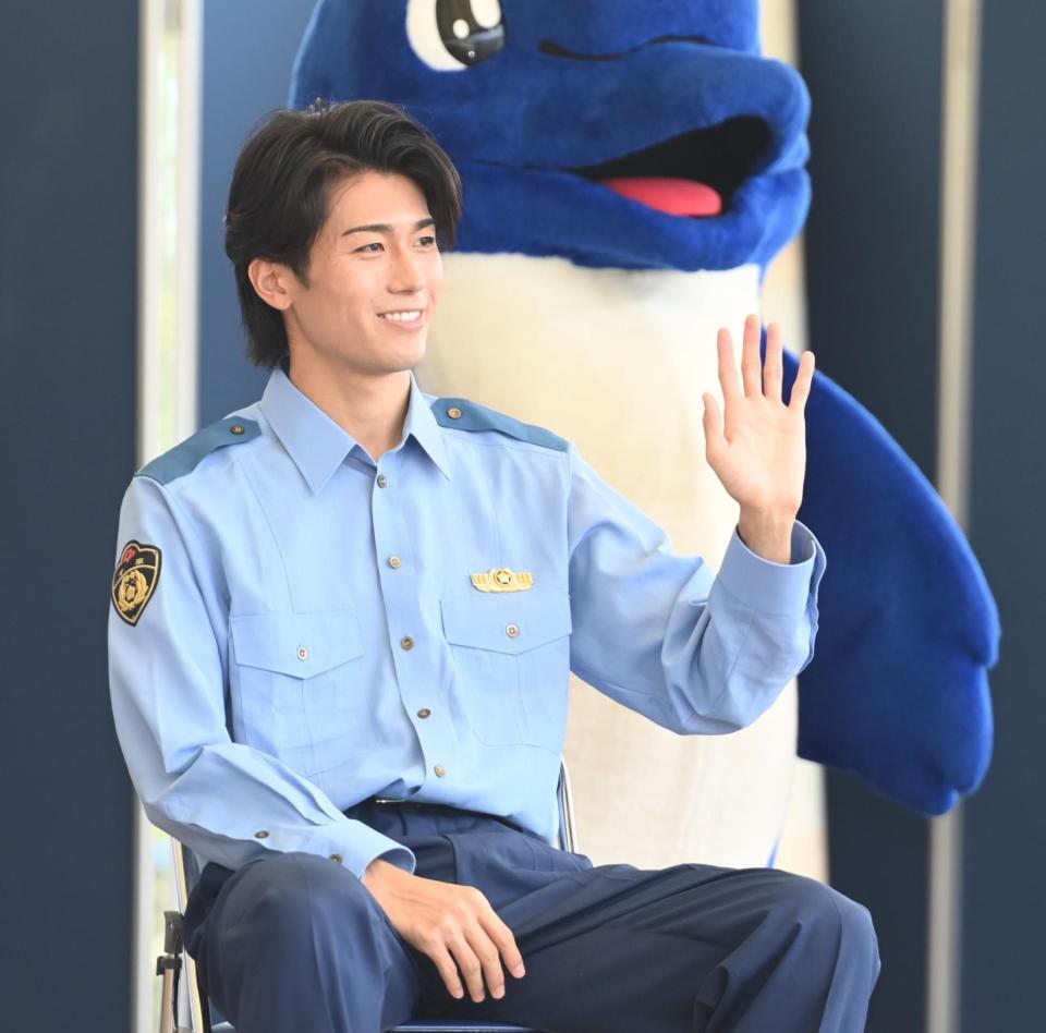 千葉県警の少年犯罪実行者募集情報加担防止広報官の制服姿で登場しファンに手を振るサッカー日本代表のＭＦ中村敬斗（撮影・開出牧）