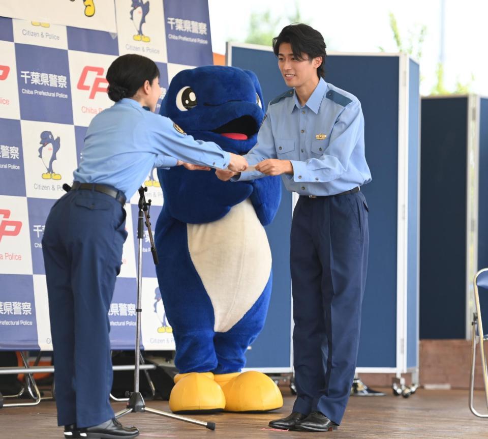 千葉県警の少年犯罪実行者募集情報加担防止広報官の委嘱状を受け取るサッカー日本代表のＭＦ中村敬斗（撮影・開出牧）