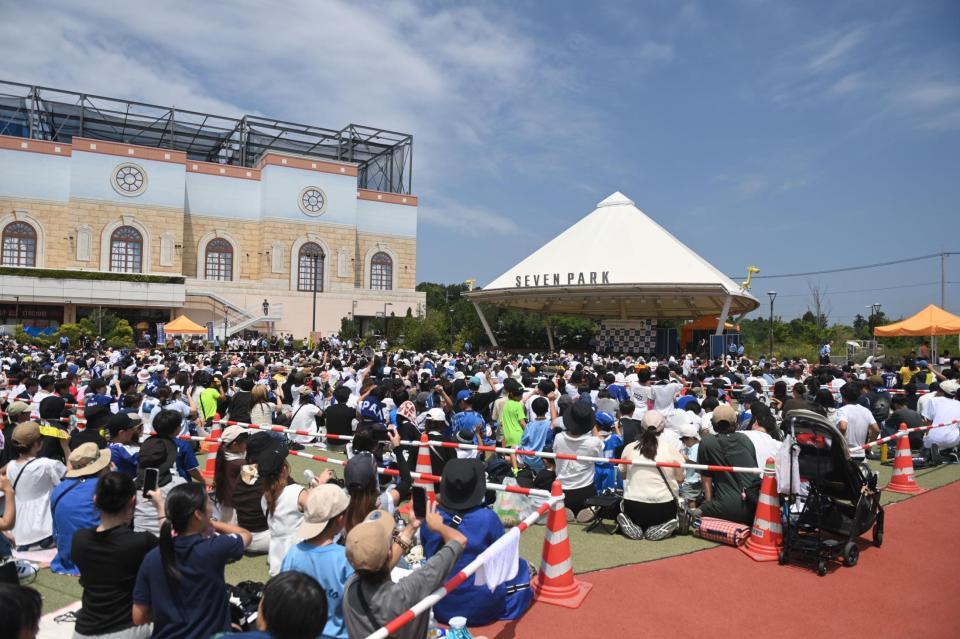 大勢のファンを集め行われたサッカー日本代表のＭＦ中村敬斗の千葉県警イベント（撮影・開出牧）
