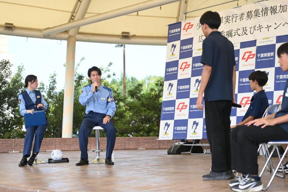 我孫子市立中学の生徒とトークをするサッカー日本代表のＭＦ中村敬斗（左から２人目）＝撮影・開出牧