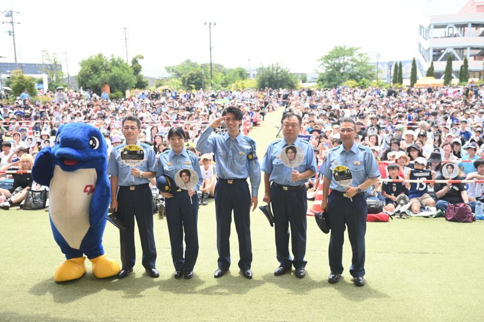 ２０００人のファンをバックに敬礼ポーズを決めるサッカー日本代表のＭＦ中村敬斗（中央）＝撮影・開出牧