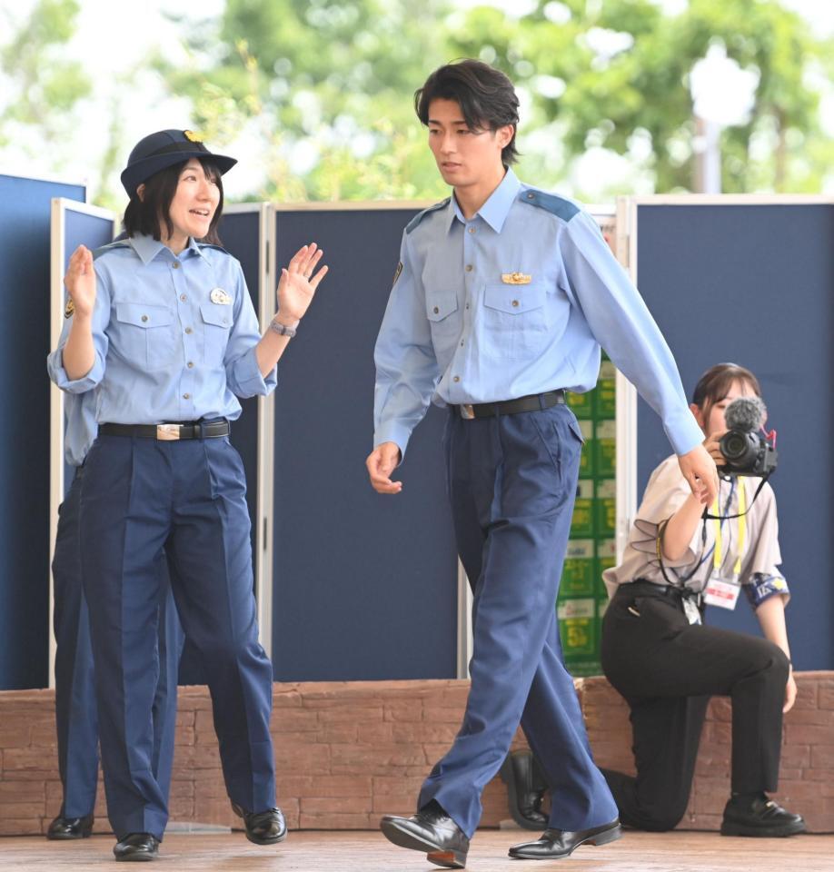 千葉県警の少年犯罪実行者募集情報加担防止広報官の制服姿で登場したサッカー日本代表のＭＦ中村敬斗（撮影・開出牧）