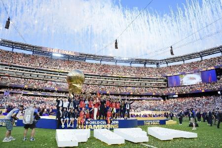　延長の末にアルゼンチンを破り４大会ぶり２度目の優勝を果たし、喜ぶスペインの選手たち（中央）とスタンドを埋めたサポーター＝ニューヨーク（共同）