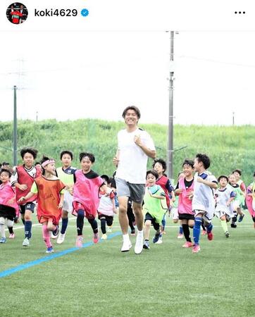 サッカー教室を開いた小川航基。インスタグラム＠ｋｏｋｉ４６２９（７月２０日付）より 