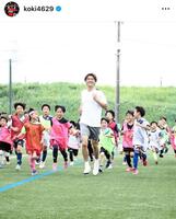 サッカー教室を開いた小川航基。インスタグラム＠ｋｏｋｉ４６２９（７月２０日付）より 