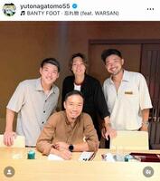後列左から堂安、板倉、菅原。長友佑都のインスタグラム＠ｙｕｔｏｎａｇａｔｏｍｏ５５（７月２２日付）より