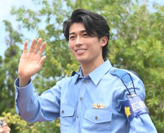本当に仲良しだな！」俳優か？！反響の中村敬斗の警官姿→代表メンバー